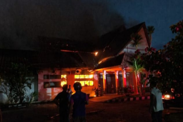 Pangkalpinang, Obor Rakyat — Aksi nekat seorang Pegawai Negeri Sipil (PNS) di Pangkalpinang memicu perhatian publik setelah ia membakar kantor tempatnya bekerja.