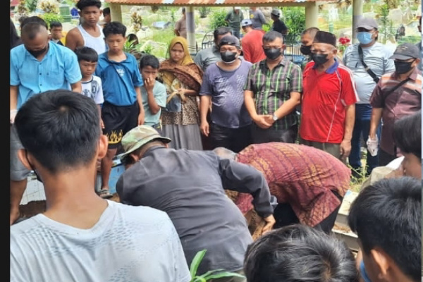 Simalungun, Obor Rakyat — Warga Nagori Pamatang Simalungun, Kecamatan Siantar, Kabupaten Simalungun, dikejutkan oleh penemuan jenazah dalam kondisi membusuk di area Tempat Pemakaman Umum (TPU) Muslim, Jalan Mawar, Minggu (3/5/2026) pagi.