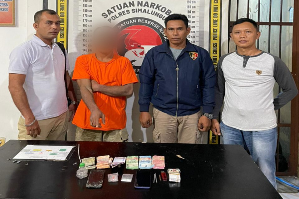 Simalungun, Obor Rakyat – Aparat Kepolisian dari Polsek Raya Kahean, Polres Simalungun, berhasil menangkap seorang bandar narkoba jenis sabu di wilayah Kecamatan Raya Kahean, Kabupaten Simalungun, Sumatera Utara. Tersangka diketahui bernama Sargusman Sinaga alias Usman (38), yang selama ini diduga aktif mengedarkan narkotika di kampungnya.
