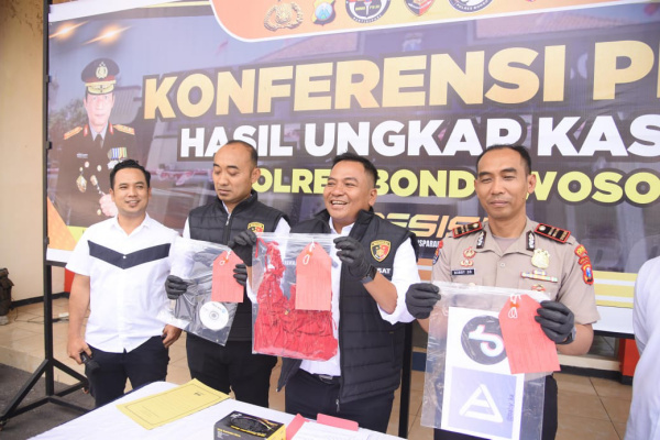 Bondowoso, Obor Rakyat — Aparat kepolisian kembali menunjukkan ketegasannya dalam menindak kejahatan digital. Satuan Reserse Kriminal (Satreskrim) Polres Bondowoso berhasil mengungkap praktik live streaming bermuatan asusila yang dijalankan secara berbayar melalui platform digital. Dua pelaku berinisial AH dan SMO kini telah diamankan.