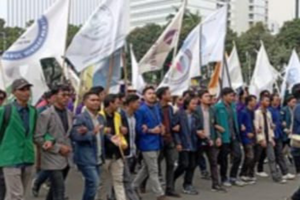 Jakarta, Obor Rakyat — Aksi unjuk rasa mahasiswa dari berbagai kampus dan elemen masyarakat digelar di sejumlah titik strategis di Jakarta pada Senin (4/5/2026).