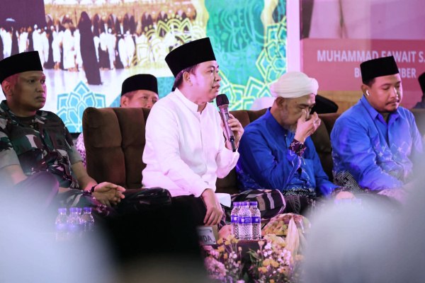 Jember, Obor Rakyat — Sebanyak 2.956 calon jamaah haji asal Kabupaten Jember resmi dilepas dalam sebuah seremoni yang sarat makna spiritual di Balai Serba Guna Kaliwates, Senin (4/5/2026).