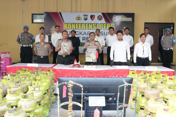 Sidoarjo, Obor Rakyat — Di balik sebuah rumah kontrakan yang tampak biasa di Perumahan Pondok Mutiara, tersimpan praktik ilegal yang berlangsung nyaris tanpa terendus selama bertahun-tahun. Tim Satreskrim Polresta Sidoarjo akhirnya membongkar sindikat pengoplosan LPG subsidi 3 kilogram yang telah beroperasi sejak 2022.