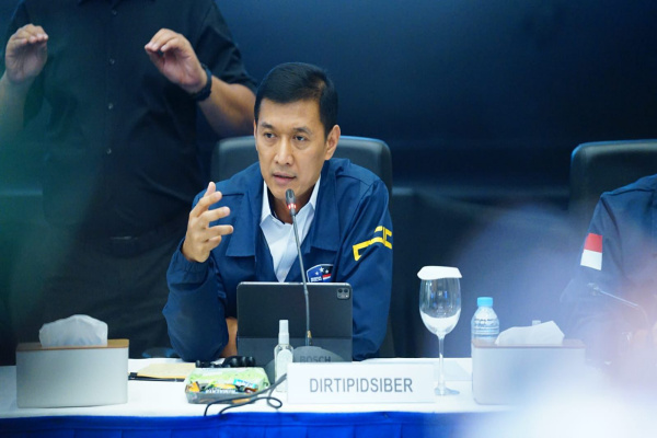Jakarta, Obor Rakyat — Aparat kepolisian berhasil menangkap seorang buronan internasional berinisial LCS yang masuk dalam daftar Red Notice Interpol.
