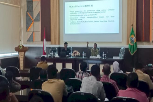 Bondowoso, Obor Rakyat – Pemerintah Kabupaten (Pemkab) Bondowoso melalui Dinas Bina Marga, Sumber Daya Air, dan Bina Konstruksi (BSBK) mempertegas komitmennya dalam meningkatkan kualitas penyelenggaraan jasa konstruksi melalui Bimbingan Teknis (Bimtek) Hukum Kontrak Konstruksi.