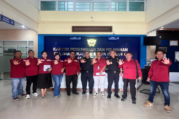 Pematangsiantar, Obor Rakyat — Isu peredaran rokok ilegal dan minuman keras tanpa izin kembali mencuat ke permukaan. Dewan Pimpinan Pusat (DPP) BARA HATI Indonesia secara langsung mendatangi Kantor Bea Cukai Pematangsiantar untuk mempertanyakan keseriusan pengawasan di wilayah tersebut, Rabu (6/5/2026).