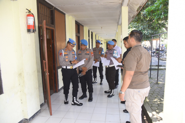 Bondowoso, Obor Rakyat – Bidang Profesi dan Pengamanan (Bidpropam) Polda Jawa Timur melakukan supervisi dan pemeriksaan intensif terhadap kelayakan senjata api dinas di Polres Bondowoso, Rabu (6/5/2026).