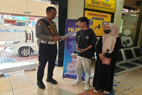Jember, Obor Rakyat — Satuan Lalu Lintas (Satlantas) Polres Jember terus melakukan inovasi dalam meningkatkan kualitas pelayanan publik. Salah satunya melalui program bertajuk Polantas Menyapa yang digelar di Kantor Samsat Jember, Rabu (6/5/2026).