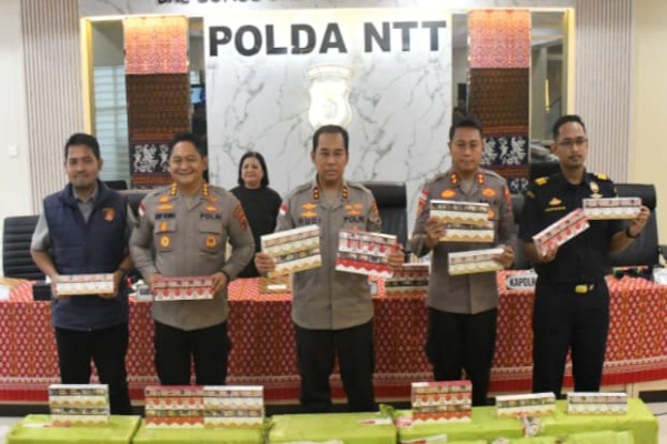 Kupang, Obor Rakyat – Kepolisian Daerah (Polda) Nusa Tenggara Timur (NTT) kembali menunjukkan keseriusannya dalam memberantas kejahatan lintas negara. Bersama Bea Cukai Atambua, aparat berhasil membongkar jaringan penyelundupan rokok ilegal internasional yang beroperasi di wilayah perbatasan Indonesia–Timor Leste.