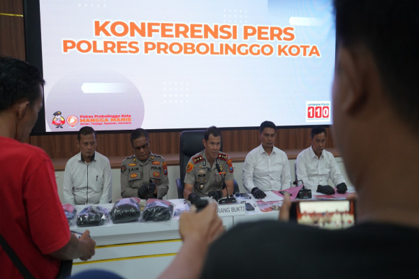 Probolinggo, Obor Rakyat – Polres Probolinggo Kota Polda Jawa Timur berhasil mengungkap praktik penyalahgunaan bahan bakar minyak (BBM) bersubsidi jenis Bio Solar dan Pertalite.