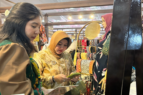 Jakarta, Obor Rakyat — Hari kedua pelaksanaan PERSIT BISA Vol. II 2026 berlangsung semakin semarak dengan tingginya antusiasme pengunjung terhadap berbagai produk unggulan karya perempuan Indonesia. Salah satu yang menjadi pusat perhatian dalam pameran tersebut adalah Booth 22 yang menampilkan koleksi YD Strap Bag Tenun milik Ny. Dyah Fandy Dharmawan.