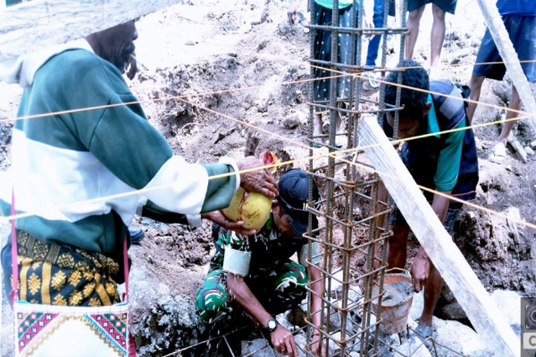 Ngada, Obor Rakyat — Perwakilan Kodim 1625 Ngada bersama Wakil Ketua Dewan Pimpinan Pusat (DPN) Tani Merdeka Indonesia menghadiri kegiatan peletakan batu pertama pembangunan Gerai dan Gudang Koperasi Desa Merah Putih (KDMP) di Desa Larilaki, Kecamatan Wolomeze, Kabupaten Ngada, Sabtu (9/5/2026).