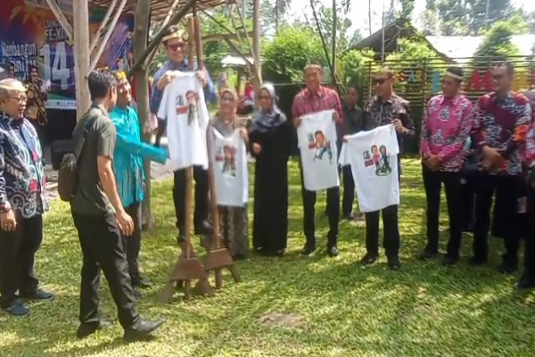 Jember, Obor Rakyat — Di tengah anak-anak yang semakin akrab dengan layar gawai dan dunia digital, Festival Egrang yang digagas komunitas Tanoker kembali hadir sebagai ruang alternatif untuk tumbuh, bermain, dan belajar bersama.
