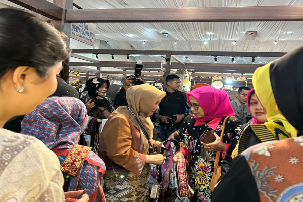Jakarta, Obor Rakyat – Hari terakhir pameran Persit Bisa Vol. II menjadi momentum istimewa bagi Booth YD Strap Bag Tenun karya Ny. Dyah Fandy Dharmawan, Sabtu (9/5/2026).