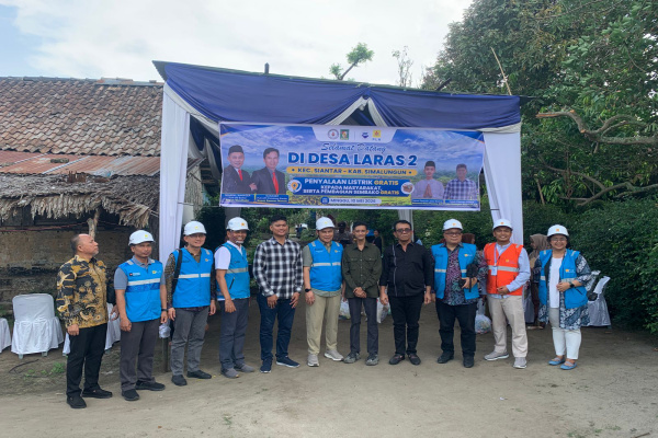 Simalungun, Obor Rakyat – Gerakan Ikatan Mahasiswa dan Pemuda Peduli (GIMP) bersama Kesenian Reog Jaranan Pemuda (KRJP) Sumatera Utara berkolaborasi dengan PLN UID Sumatera Utara melaksanakan kegiatan penyalaan listrik gratis dan pembagian sembako kepada masyarakat di Desa Laras II, Kecamatan Siantar, Kabupaten Simalungun, Minggu (10/5/2026).