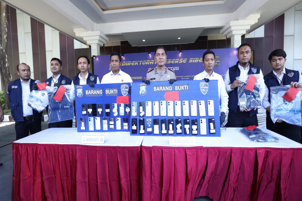 Surabaya, Obor Rakyat – Direktorat Reserse Siber Polda Jawa Timur membongkar sindikat penipuan online bermodus skema segitiga dalam transaksi jual beli mobil lintas daerah. Dalam pengungkapan tersebut, polisi mengamankan 11 tersangka yang ditangkap di wilayah Kediri, Batam, dan Samarinda.
