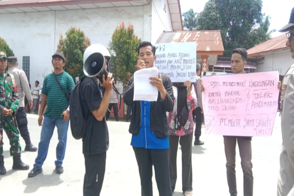 Simalungun, Obor Rakyat — PK KNPI Kecamatan Bandar Masilam bersama mahasiswa dan masyarakat menggelar aksi unjuk rasa di depan pabrik kelapa sawit milik PT Mekar Jaya Sawit yang berada di Nagori Bandar Masilam I, Kecamatan Bandar Masilam, Senin (11/5/2026).