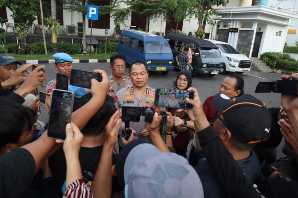 Surabaya, Obor Rakyat — Dugaan kekerasan seksual kembali mencuat di lingkungan pendidikan keagamaan. Kali ini, seorang pengajar mengaji di sebuah yayasan keagamaan di Surabaya ditetapkan sebagai tersangka atas dugaan kekerasan seksual terhadap tujuh anak didiknya yang masih di bawah umur.
