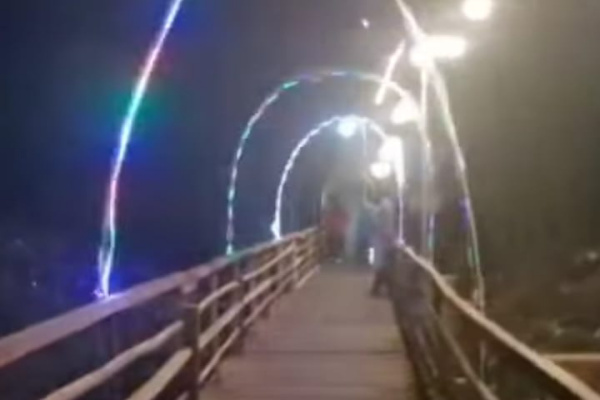 Bondowoso, Obor Rakyat – Pemandangan berbeda terlihat di Jembatan Darurat Sentong, Kelurahan Nangkaan, Kabupaten Bondowoso.