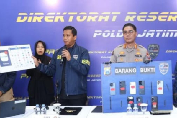 Surabaya, Obor Rakyat – Direktorat Reserse Siber (Ditressiber) Polda Jawa Timur membongkar sindikat penerbitan kartu SIM ilegal yang memanfaatkan data pribadi milik orang lain untuk registrasi kartu perdana. Tiga tersangka ditangkap dari Bali dan Kalimantan Selatan setelah polisi mengungkap praktik penggunaan NIK hasil curian dari marketplace.
