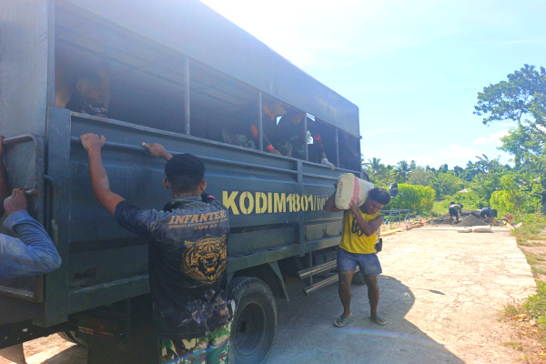 Manokwari Utara, Obor Rakyat – Semangat kebersamaan antara warga dan personel Satgas TMMD Ke-128 Kodim 1801/Manokwari kembali terlihat di Kampung Tanah Rubuh, Distrik Manokwari Utara, Rabu (13/5/2026).