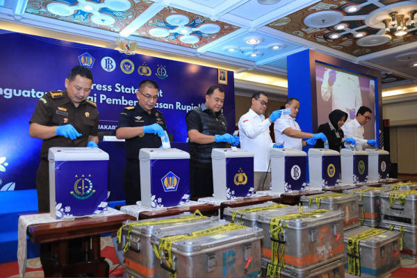 Jakarta, Obor Rakyat – Bareskrim Polri bersama Bank Indonesia (BI) dan unsur Badan Koordinasi Pemberantasan Rupiah Palsu (Botasupal) melaksanakan konferensi pers sekaligus seremonial pemusnahan uang rupiah palsu di Kantor Pusat Bank Indonesia, Jakarta, Rabu (13/5/2026).