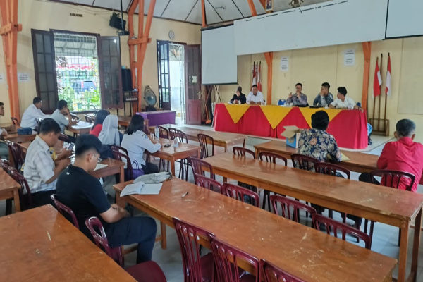 Pematangsiantar, Obor Rakyat — Semangat kompetisi akademik mulai terasa di Kota Pematangsiantar menjelang pelaksanaan Lomba Cerdas Cermat (LCC) Komunitas Pemerhati Kebijakan Mutu RI (KPKM RI) Tahun V 2026 se-Cabang Dinas Pendidikan Wilayah VI. Puluhan guru pendamping dan peserta dari berbagai sekolah berkumpul di Aula SMA Negeri 4 Pematangsiantar, Selasa sore (12/5/2026), untuk mengikuti Technical Meeting sebagai langkah awal menuju perlombaan bergengsi antar pelajar tersebut.