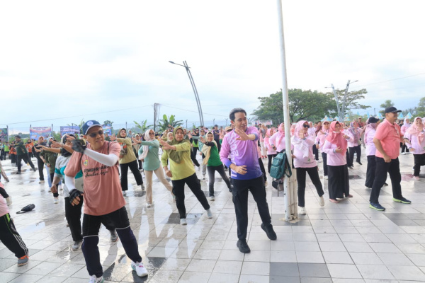 Jember, Obor Rakyat - Pemerintah Kabupaten (Pemkab) Jember terus memperkuat budaya hidup sehat di lingkungan aparatur sipil negara (ASN) melalui program Olahraga Sore Bersama (OSMA) yang rutin digelar di Jember Sport Garden, Rabu (13/5/2026).