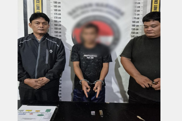 Simalungun, Obor Rakyat — Komitmen kepolisian dalam memberantas peredaran narkoba kembali dibuktikan jajaran Polres Simalungun. Personel Polsek Jorlang Hataran berhasil menangkap seorang pria yang diduga terlibat penyalahgunaan narkotika jenis sabu di simpang Jalan Kasindir, Nagori Kasindir, Kecamatan Jorlang Hataran, Jumat malam (15/5/2026).