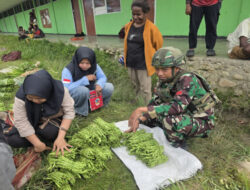 Satgas Yonif 521/DY Dampingi Program BGN di Walesi