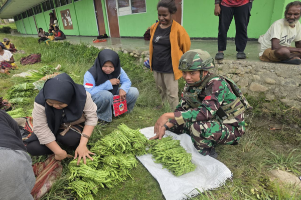 Jayawijaya, Obor Rakyat – Satgas Yonif 521/DY terus menunjukkan kepeduliannya terhadap kesejahteraan masyarakat di wilayah penugasan. Dalam upaya mendukung program Badan Gizi Nasional (BGN), personel Satgas melaksanakan pendampingan kebutuhan pangan bagi warga di Distrik Walesi, Kabupaten Jayawijaya, Papua Pegunungan, Minggu (18/5/2026).