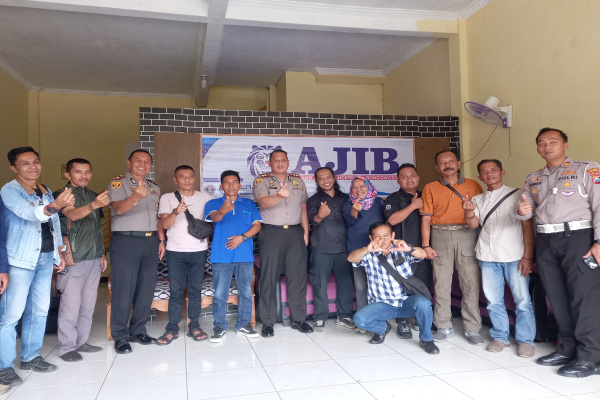 Bondowoso, Obor Rakyat – Kapolres Bondowoso, AKBP Dr. Aryo Dwi Wibowo bersama jajaran melakukan kunjungan silaturahmi ke Kantor Aliansi Jurnalis Independen Bondowoso (AJIB), di Kelurahan Tamansari, Kecamatan Bondowoso, Senin (18/5/2026).