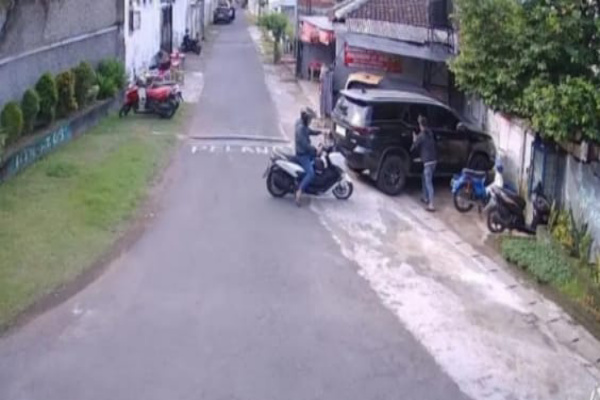 Banyuwangi, Obor Rakyat — Aksi pencurian dengan modus pecah kaca mobil terjadi di Kelurahan Tukangkayu, Kecamatan Banyuwangi, Kabupaten Banyuwangi, Senin (18/5/2026) sekitar pukul 15.00 WIB.