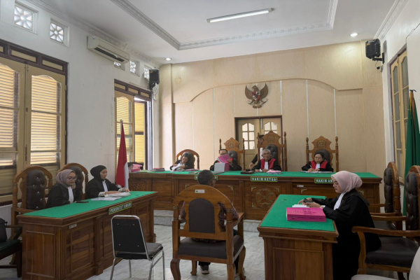 Simalungun, Obor Rakyat – Tim Jaksa Penuntut Umum (JPU) dari Kejaksaan Negeri Simalungun menuntut terdakwa Jantuahman Purba dengan pidana penjara selama 5 tahun 6 bulan dalam kasus dugaan tindak pidana korupsi pengelolaan BUMNag Unggul Jaya Nagori Dolok Merangir II.