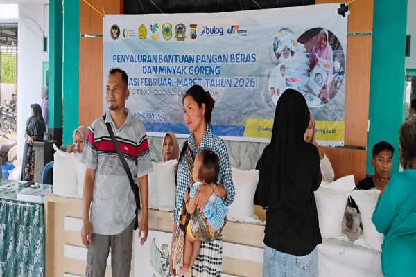 Bondowoso, Obor Rakyat – Pemerintah Desa (Pemdes) Desa Sumber Kemuning, Kecamatan Tamanan, Kabupaten Bondowoso melaksanakan penyaluran bantuan pangan berupa beras dan minyak goreng yang bersumber dari Perum Bulog untuk alokasi tahap pertama tahun 2026.
