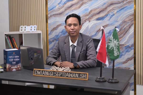 Situbondo, Obor Rakyat – Kuasa hukum salah satu pengasuh pondok pesantren di Kabupaten Situbondo, Dwi Anggi Septiawan, membantah keras dugaan pelecehan yang sempat beredar di masyarakat dan menyeret nama seorang pengasuh ponpes berinisial YN atau dikenal sebagai Lora.