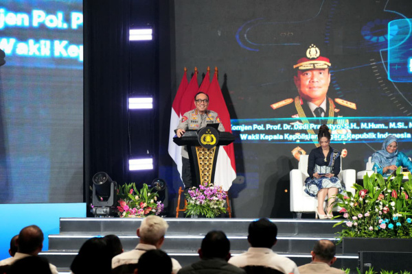Situbondo, Obor Rakyat — Wakil Kepala Kepolisian Negara Republik Indonesia (Wakapolri), Komjen Dedi Prasetyo, menegaskan bahwa ancaman terorisme dan ekstremisme di Indonesia kini mengalami perubahan besar, dari pola organisasi terstruktur menuju jejaring digital yang lebih cair, adaptif, dan sulit dikenali.