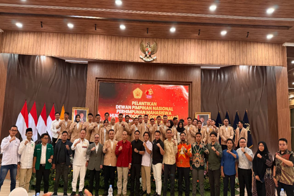 Jakarta, Obor Rakyat — Momentum Hari Kebangkitan Nasional 2026 dimanfaatkan Dewan Pimpinan Nasional Perhimpunan Mahasiswa Hukum Indonesia (DPN PERMAHI) untuk menegaskan arah baru gerakan mahasiswa hukum Indonesia. Melalui Pelantikan Nasional dan Seminar Nasional yang digelar di Gedung Kementerian Hukum Republik Indonesia, Rabu (20/5/2026), PERMAHI menyoroti isu strategis mulai dari geopolitik global, reformasi kelembagaan hukum, hingga penguatan kualitas kader dan kepemimpinan profesi hukum.