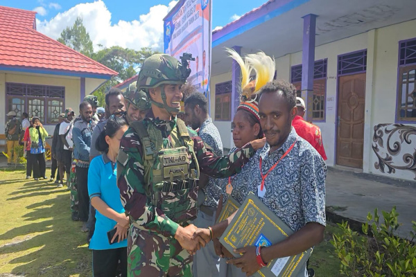 Eragayam, Obor Rakyat – Wujud kepedulian terhadap dunia pendidikan dan pembinaan generasi muda di Papua Pegunungan terus ditunjukkan oleh Satgas Yonif 521/DY.