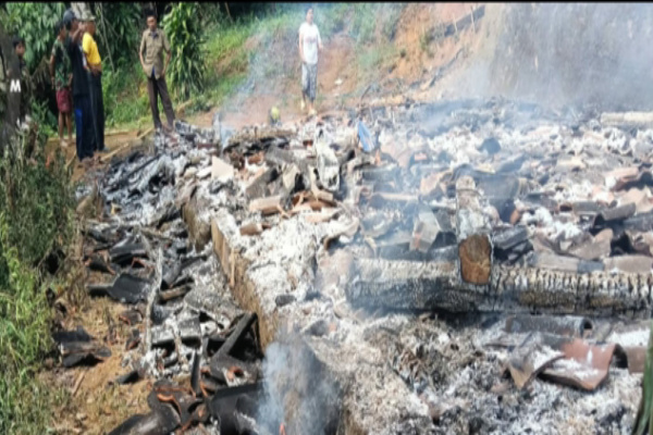 Bondowoso, Obor Rakyat – Kebakaran hebat melanda sebuah rumah warga di Dusun Guce Onjur Lor, RT 017 RW 006, Desa Lanas, Kecamatan Botolinggo, Kabupaten Bondowoso, Sabtu (23/5/2026) pagi sekitar pukul 07.30 WIB. Rumah milik Siono (60) hangus terbakar hingga rata dengan tanah bersama bagian dapur rumahnya.
