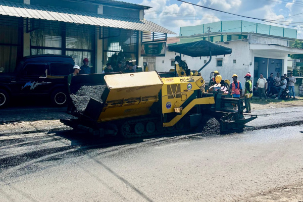 Bondowoso, Obor Rakyat – Pemerintah Kabupaten (Pemkab) Bondowoso melalui Dinas Bina Marga, Sumber Daya Air dan Bina Konstruksi (BSBK) mulai melakukan uji coba atau trial gelar aspal hotmix sebagai tahapan awal sebelum pelaksanaan proyek peningkatan jalan dalam Program RANTAS (Ruas Infrastruktur Jalan Tuntas).