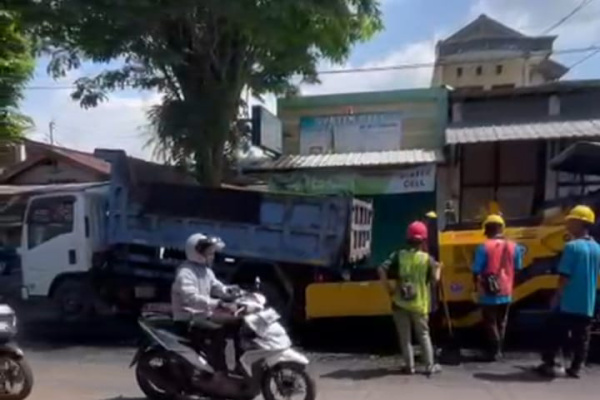 Bondowoso, Obor Rakyat — Pemerintah Kabupaten (Pemkab) Bondowoso melalui Dinas Bina Marga, Sumber Daya Air dan Bina Konstruksi (BSBK) menggelar trial hotmix atau uji coba campuran aspal pada Sabtu (23/5/2026) sebagai tahapan teknis sebelum pekerjaan pengaspalan jalan dilakukan secara massal.