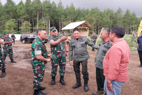 Bondowoso, Obor Rakyat – Perum Perhutani Kesatuan Pemangkuan Hutan (KPH) Bondowoso mendampingi kunjungan kerja Komandan Korem (Danrem) 083/Baladhika Jaya Malang, Kolonel Inf. Wahyu Ramadhanus Suryawan ke lokasi rencana pembangunan Batalyon Teritorial Pembangunan (TP) di Petak 29 Resort Pemangkuan Hutan (RPH) Sukorejo, Bagian Kesatuan Pemangkuan Hutan (BKPH) Sukosari, wilayah kerja Perhutani KPH Bondowoso, Senin (25/5/2026).