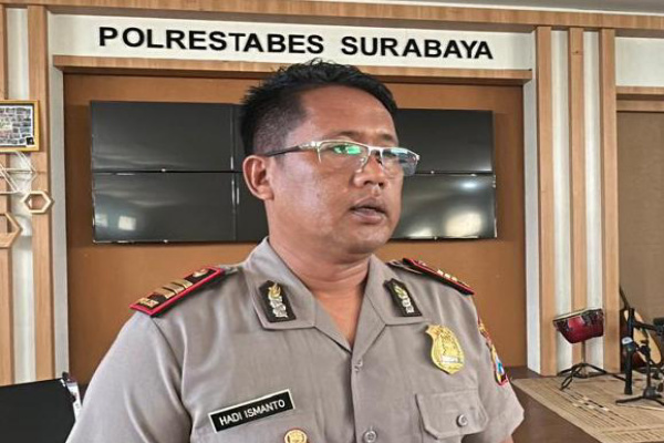 Surabaya, Obor Rakyat – Unit Resmob Satreskrim Polrestabes Surabaya berhasil mengungkap kasus pencurian perhiasan emas dengan modus menyamar sebagai asisten rumah tangga (ART). Seorang perempuan berinisial E (40), warga Tanggul, Jember, ditangkap setelah diduga mencuri emas milik dua majikan berbeda di Surabaya.