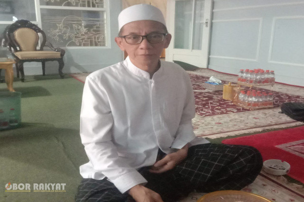 Jember, Obor Rakyat – Setelah menuntaskan masa pengabdiannya sebagai Wakil Bupati (Wabup) Jember, Muhammad Balya Firjaun Barlaman atau Gus Firjaun memilih jalan yang berbeda dari banyak politisi. Alih-alih menyiapkan langkah untuk kembali bertarung dalam kontestasi politik, ia justru memutuskan menepi dan fokus mengembangkan pesantren.