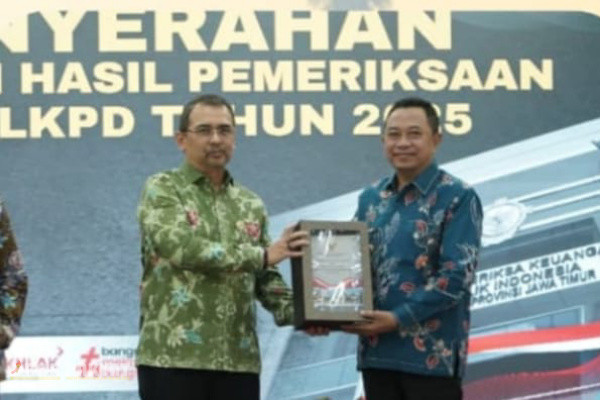 Bondowoso, Obor Rakyat — Di tengah tuntutan publik terhadap pemerintahan yang semakin transparan dan akuntabel, Pemerintah Kabupaten (Pemkab) Bondowoso kembali mencatatkan capaian penting dalam pengelolaan keuangan daerah.