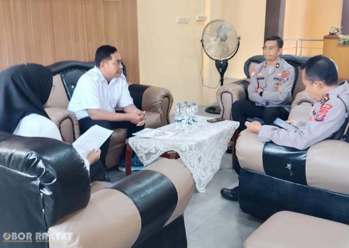 ​Pematangsiantar, Obor Rakyat — Organisasi Nasional Kongres Pemberantasan Korupsi Manipulatif Rakyat Indonesia (KPKM-RI) secara resmi melaksanakan audiensi dan menyerahkan dokumen kajian awal terkait peningkatan pelayanan kepolisian di wilayah Kecamatan Siantar Sitalasari. Dokumen tersebut diterima langsung oleh pihak Polres Pematangsiantar.