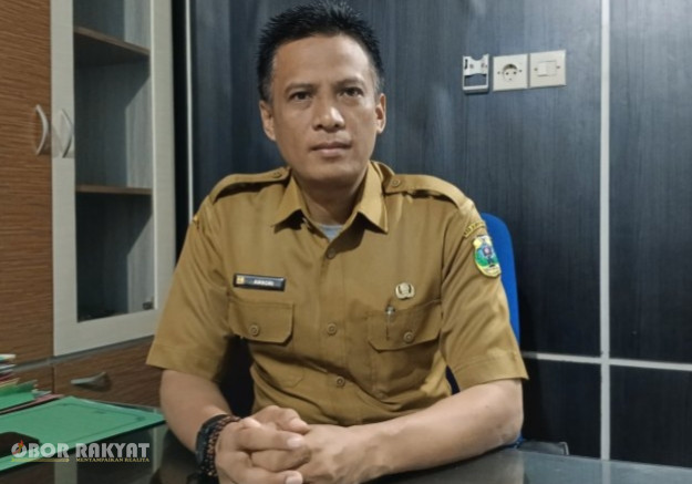 Bondowoso, Obor Rakyat – Kebijakan pengalihan arus lalu lintas (traffic diversion) ke ruas jalan desa selama pelaksanaan konstruksi Jembatan Sentong oleh Dinas Binamarga Provinsi Jawa Timur memicu dampak sistemik. Jalur alternatif sepanjang 25 kilometer di Kabupaten Bondowoso yang semula memiliki performa mantap, kini mengalami kegagalan struktural (structural failure) dan degradasi lapis perkerasan yang cukup masif.
