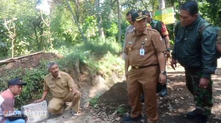 Jember, Obor Rakyat – Jajaran Forum Koordinasi Pimpinan Kecamatan (Forkopimcam) Silo melakukan Monitoring dan Evaluasi (Monev) terhadap proyek infrastruktur yang bersumber dari Bantuan Keuangan Dana Desa di Desa Harjomulyo, Selasa (23/6/2026).