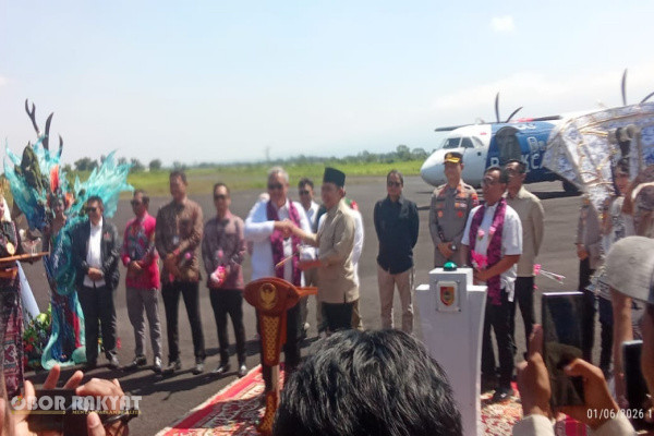 Jember, Obor Rakyat – Kabar baik bagi masyarakat Kabupaten Jember.Bertepatan dengan peringatan Hari Lahir Pancasila, 1 Juni 2026, Pemerintah Kabupaten (Pemkab) Jember bersama Lion Air Group resmi mengoperasikan kembali penerbangan Wings Air rute Surabaya–Jember melalui Bandara Notohadinegoro, Kecamatan Ajung, Senin (1/6/2026).